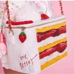 NWOT Betsey Johnson Sweet Slice Kitsch Shortcake Cake Crossbody Bag